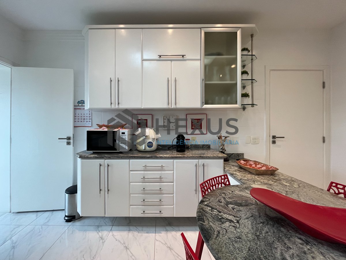 Foto 33 de Apartamento reformado com varanda e lazer completo a duas quadras da Praia das Pitangueiras, Guaruja