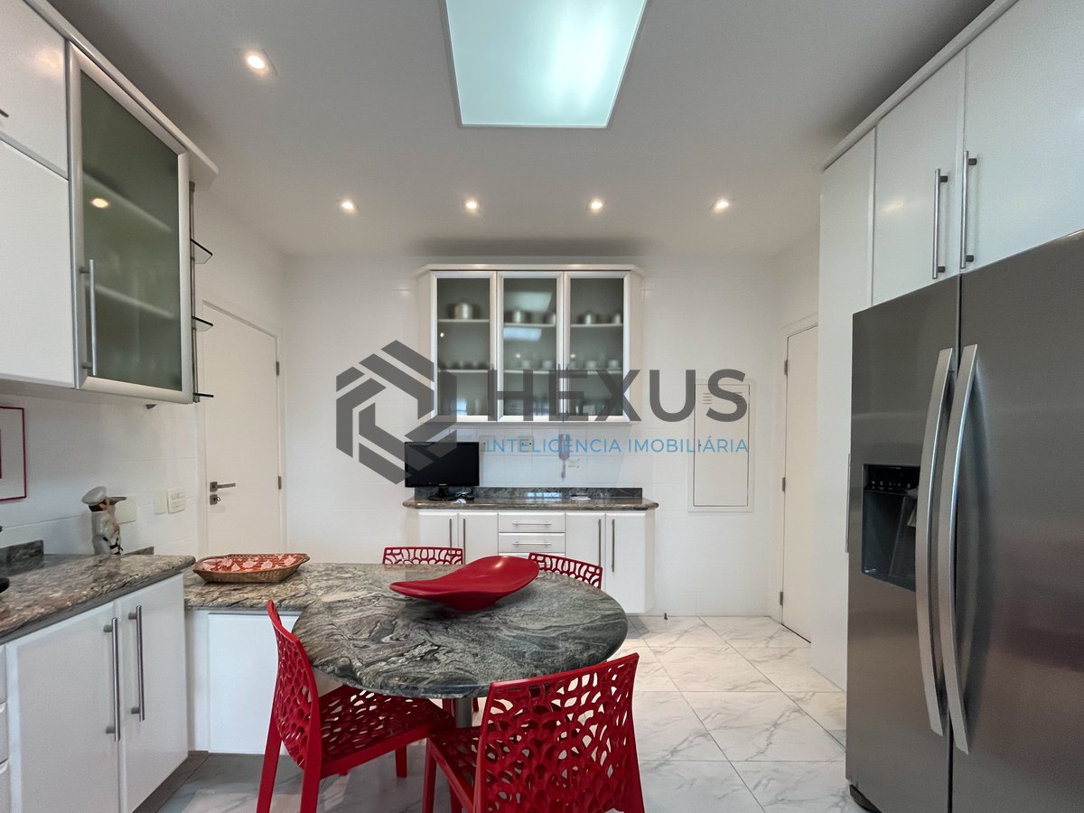 Foto 34 de Apartamento reformado com varanda e lazer completo a duas quadras da Praia das Pitangueiras, Guaruja