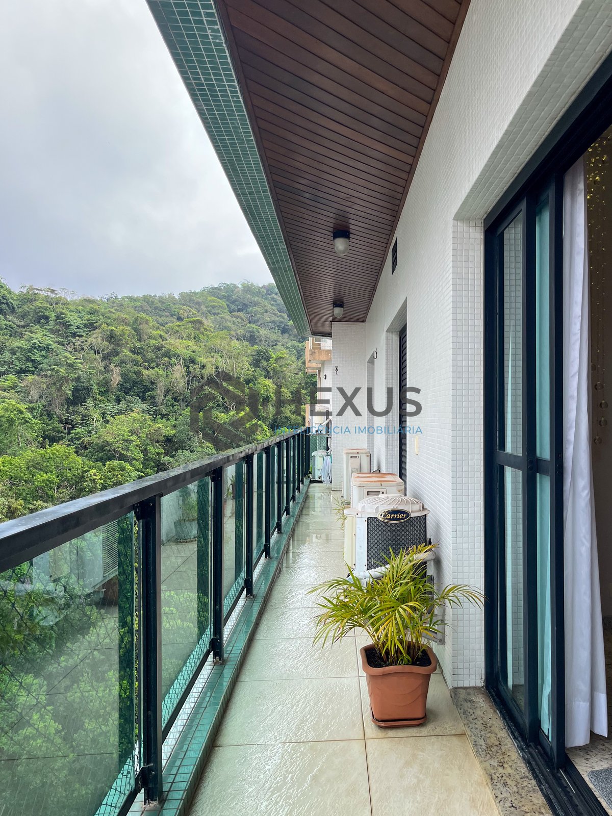 Foto 9 de Apartamento reformado com varanda e lazer completo a duas quadras da Praia das Pitangueiras, Guaruja