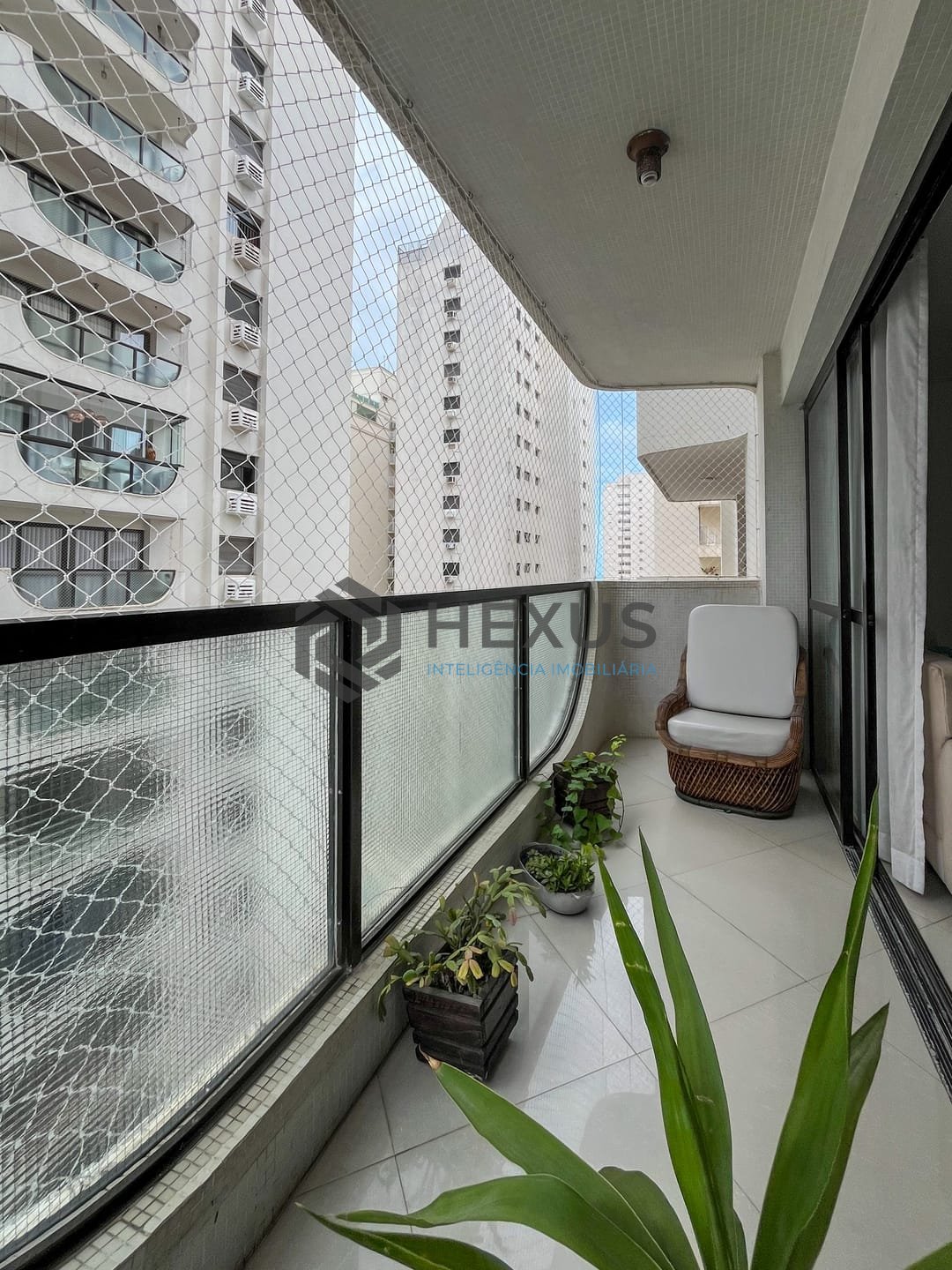 Foto 7 de Apartamento com varanda, vista mar e lazer a duas quadras da Praia das Pitangueiras, Guaruja