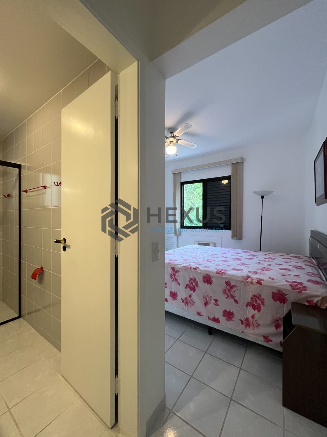Foto 14 de Apartamento com varanda e lazer na Praia das Pitangueiras, Guaruja