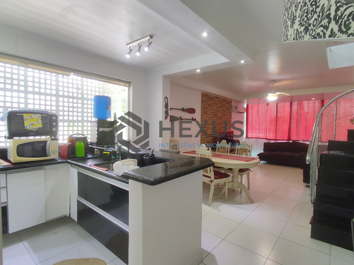 Foto 2 de Apartamento duplex reformado e mobiliado a duas quadras da Praia das Asturias, Guaruja