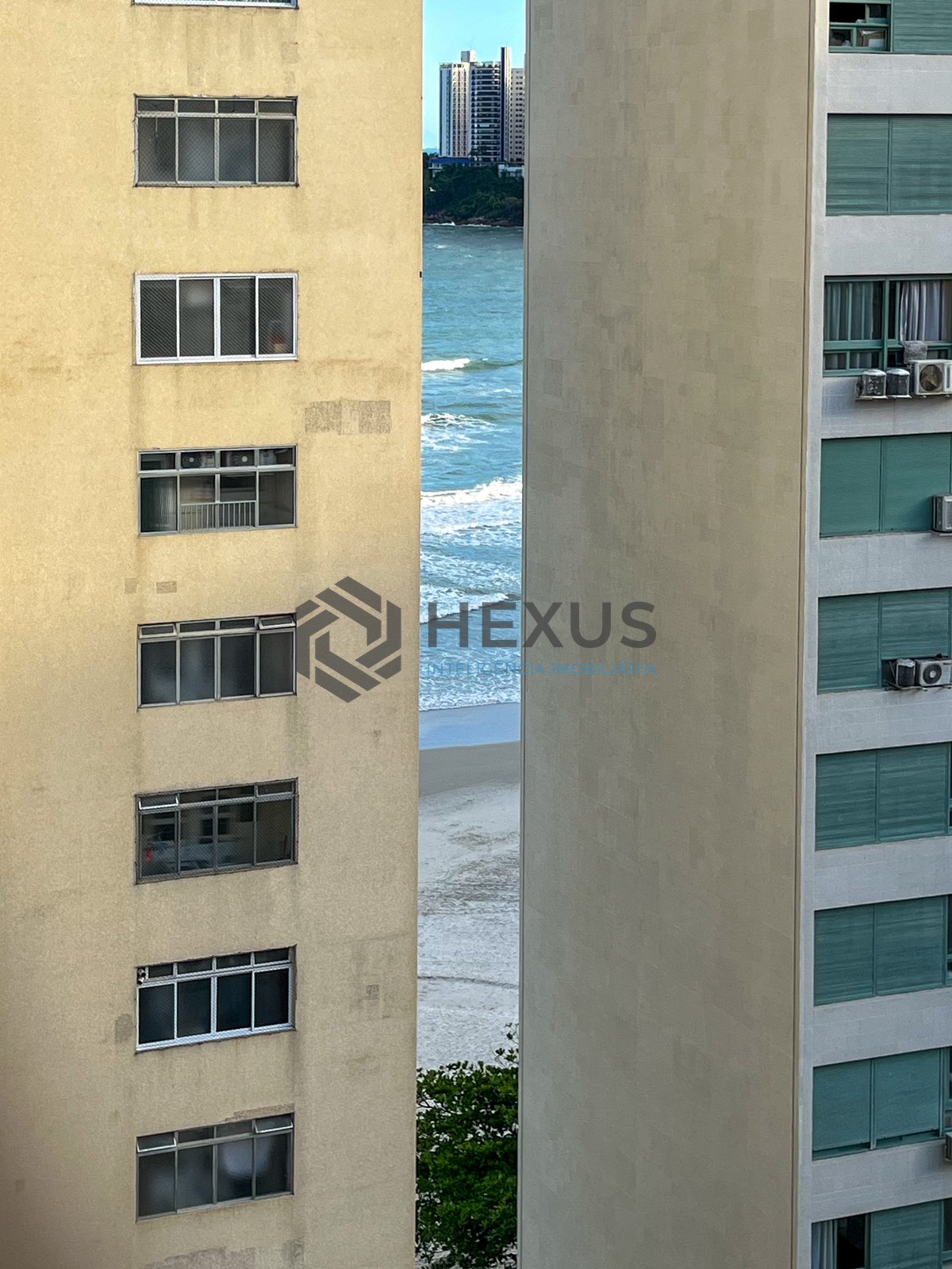 Foto 8 de Apartamento com custo baixo na beira mar da Praia das Pitangueiras, Guaruja