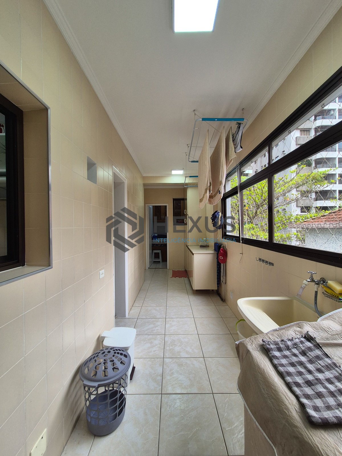 Foto 28 de Apartamento com varanda e lazer na Praia das Pitangueiras, Guaruja