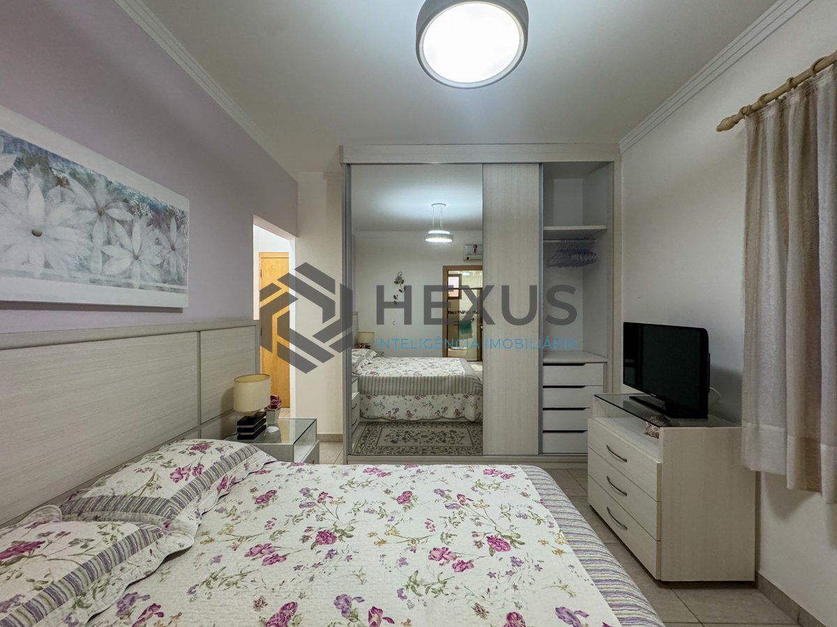 Foto 17 de Apartamento reformado com varanda e lazer a uma quadra da Praia das Pitangueiras, Guaruja