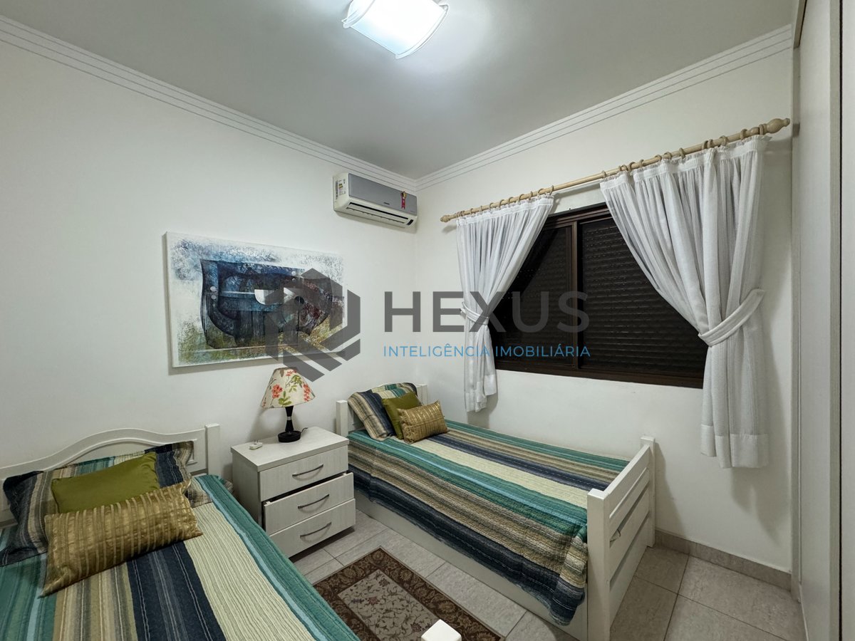 Foto 19 de Apartamento reformado com varanda e lazer a uma quadra da Praia das Pitangueiras, Guaruja