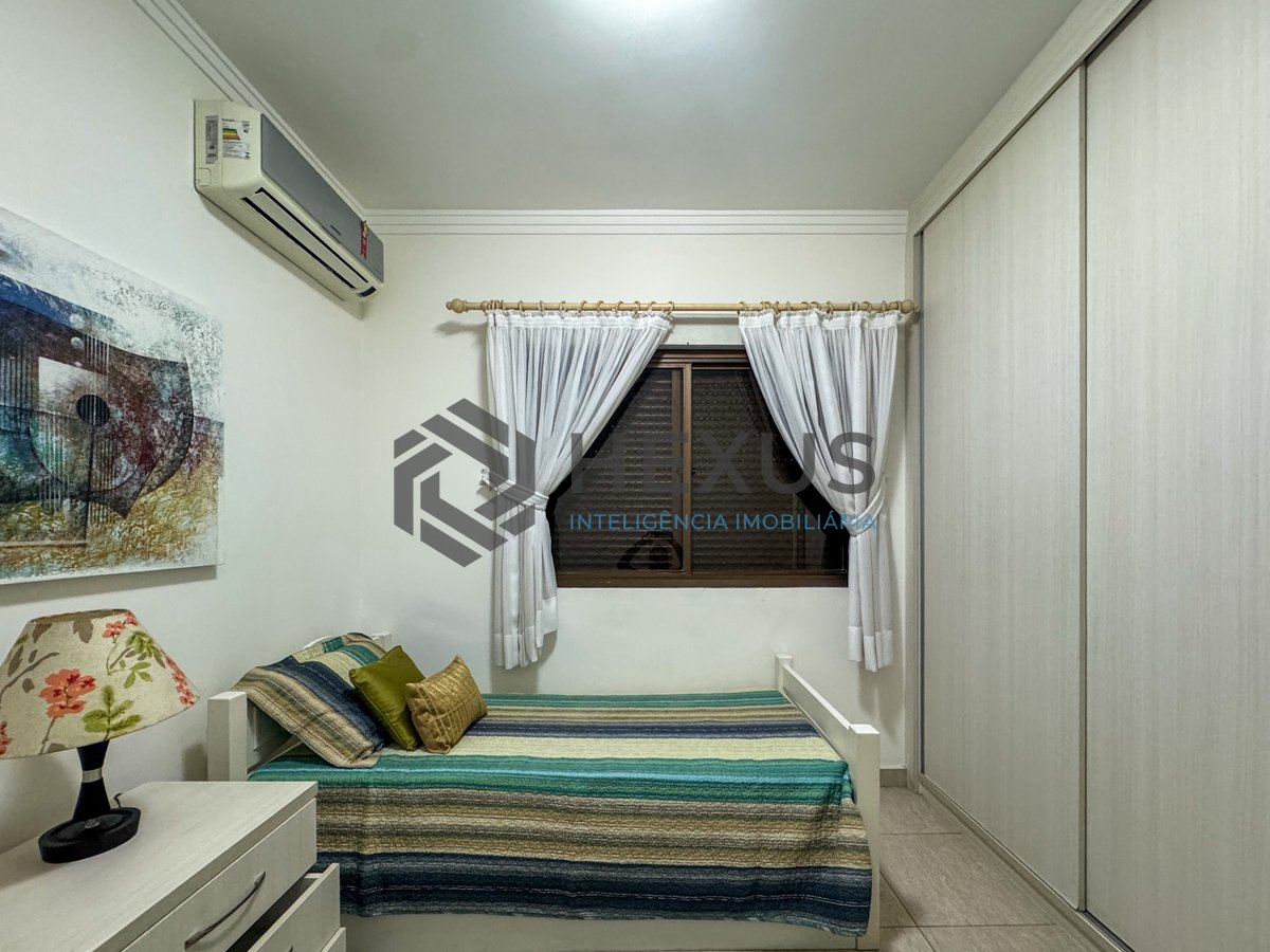 Foto 20 de Apartamento reformado com varanda e lazer a uma quadra da Praia das Pitangueiras, Guaruja
