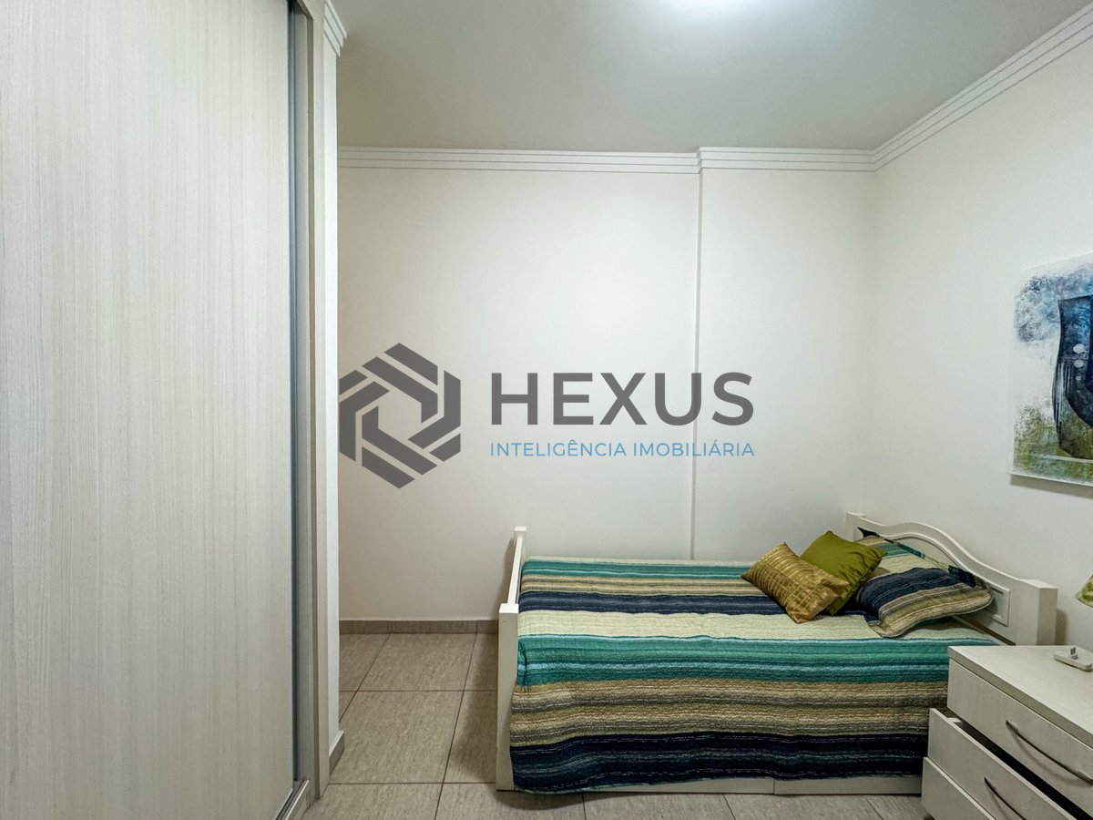 Foto 21 de Apartamento reformado com varanda e lazer a uma quadra da Praia das Pitangueiras, Guaruja