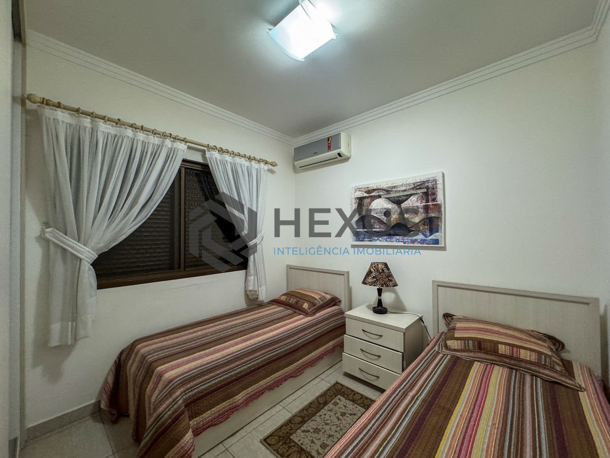 Foto 22 de Apartamento reformado com varanda e lazer a uma quadra da Praia das Pitangueiras, Guaruja