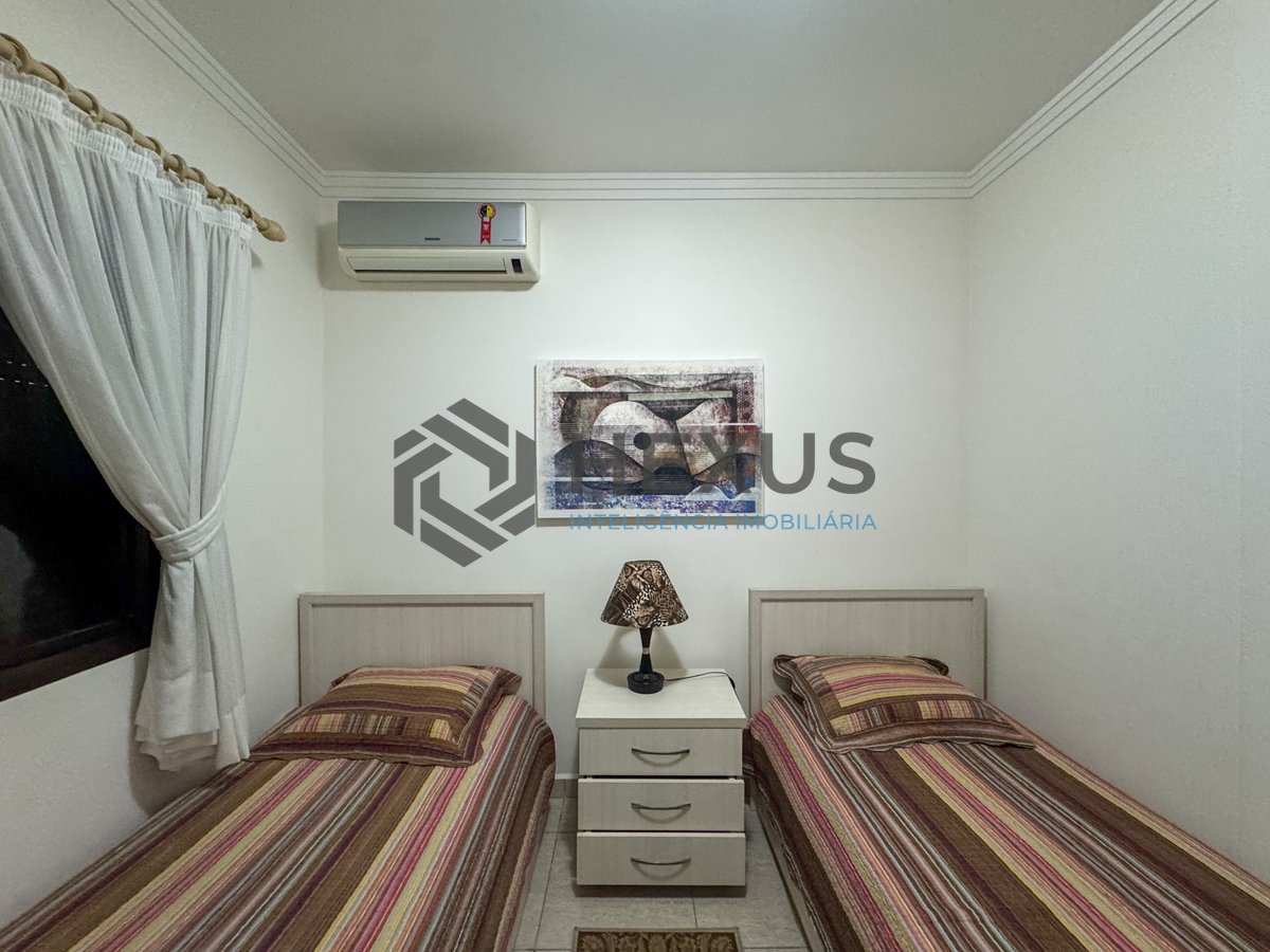 Foto 23 de Apartamento reformado com varanda e lazer a uma quadra da Praia das Pitangueiras, Guaruja