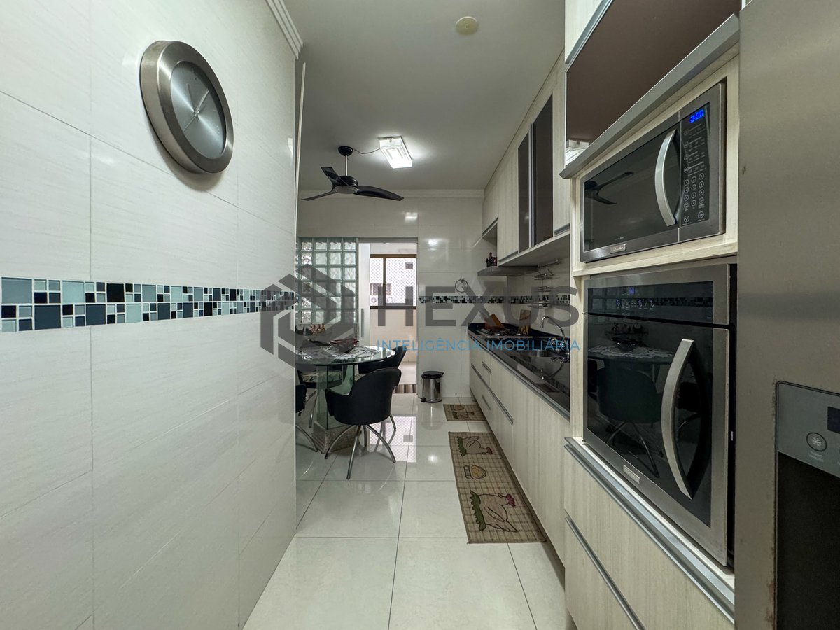 Foto 25 de Apartamento reformado com varanda e lazer a uma quadra da Praia das Pitangueiras, Guaruja