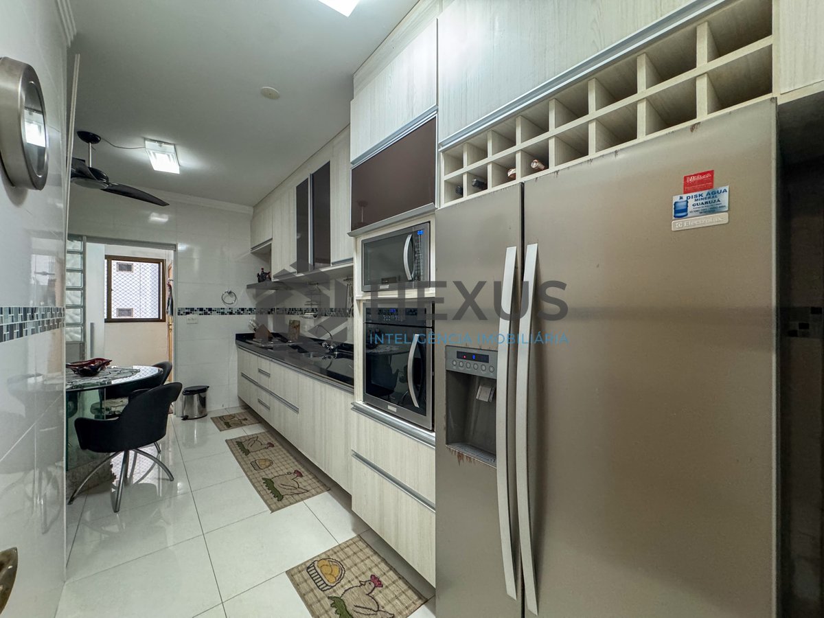 Foto 26 de Apartamento reformado com varanda e lazer a uma quadra da Praia das Pitangueiras, Guaruja