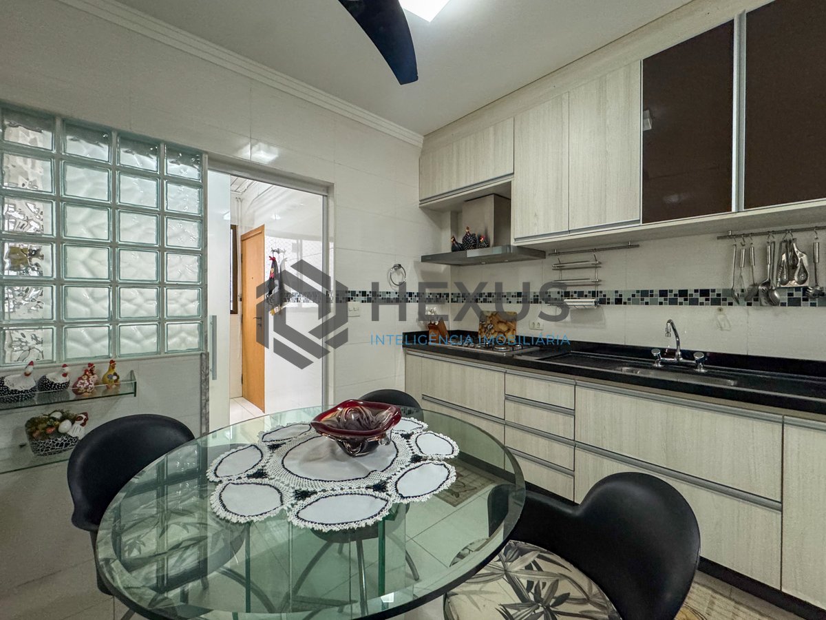 Foto 29 de Apartamento reformado com varanda e lazer a uma quadra da Praia das Pitangueiras, Guaruja