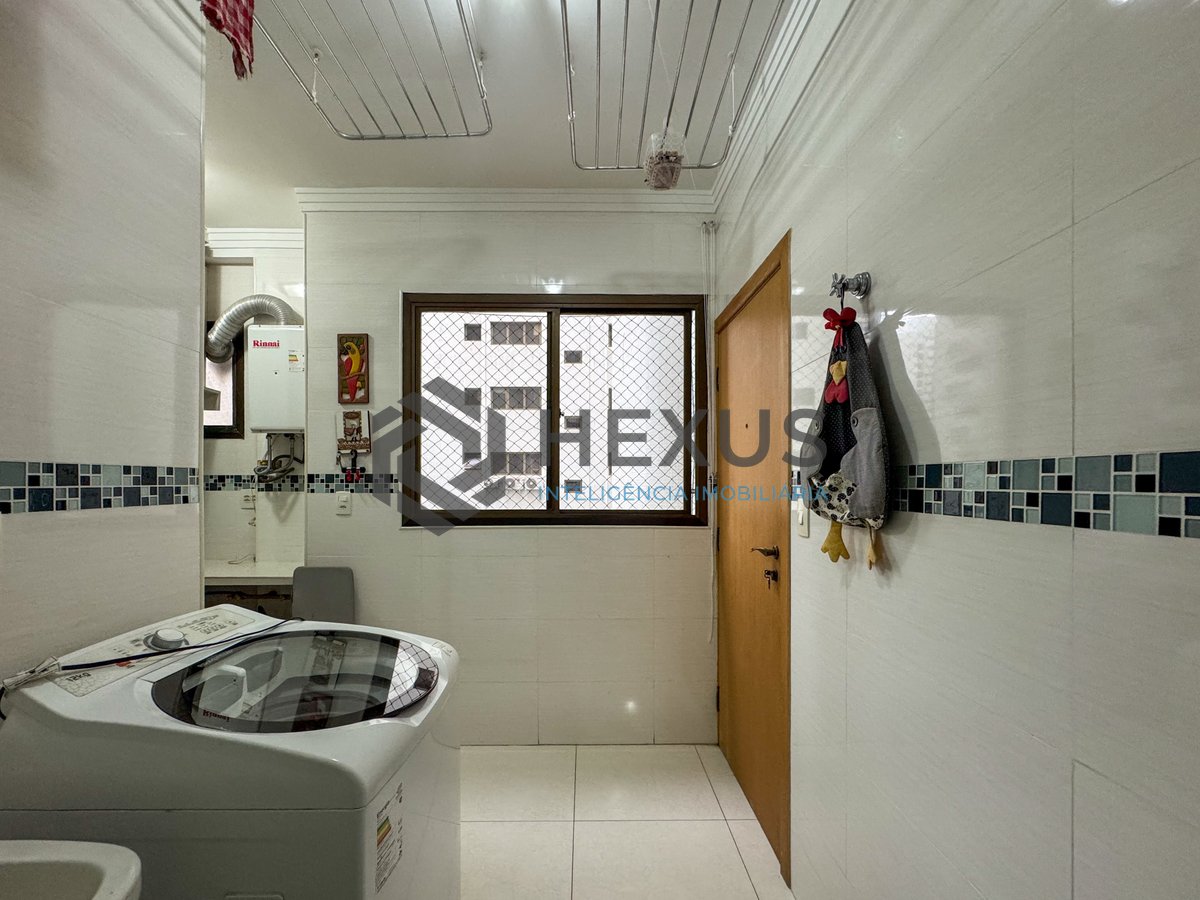 Foto 30 de Apartamento reformado com varanda e lazer a uma quadra da Praia das Pitangueiras, Guaruja