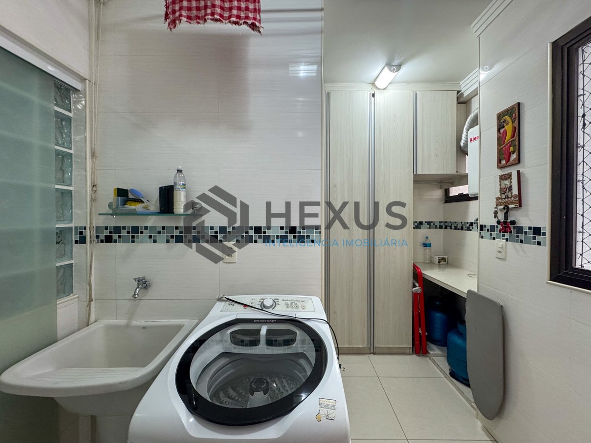 Foto 31 de Apartamento reformado com varanda e lazer a uma quadra da Praia das Pitangueiras, Guaruja