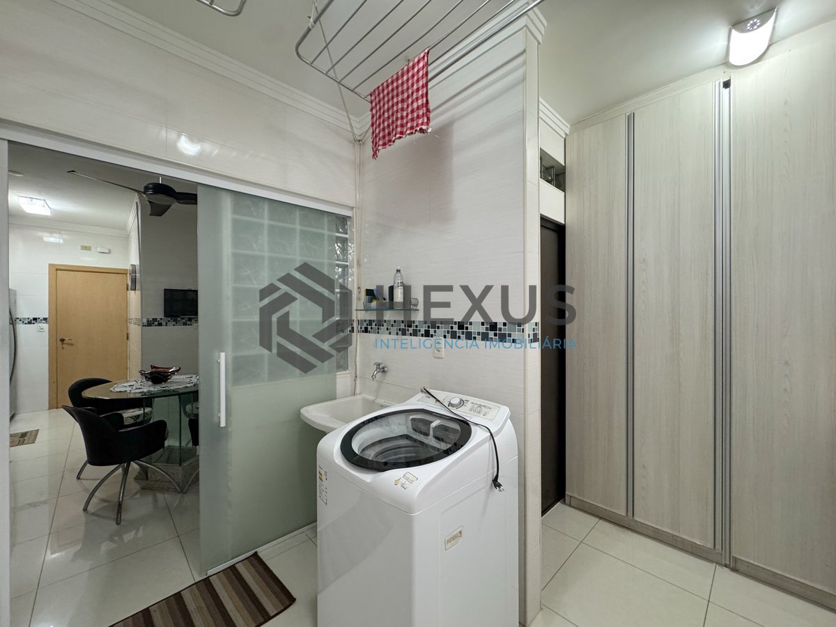 Foto 32 de Apartamento reformado com varanda e lazer a uma quadra da Praia das Pitangueiras, Guaruja