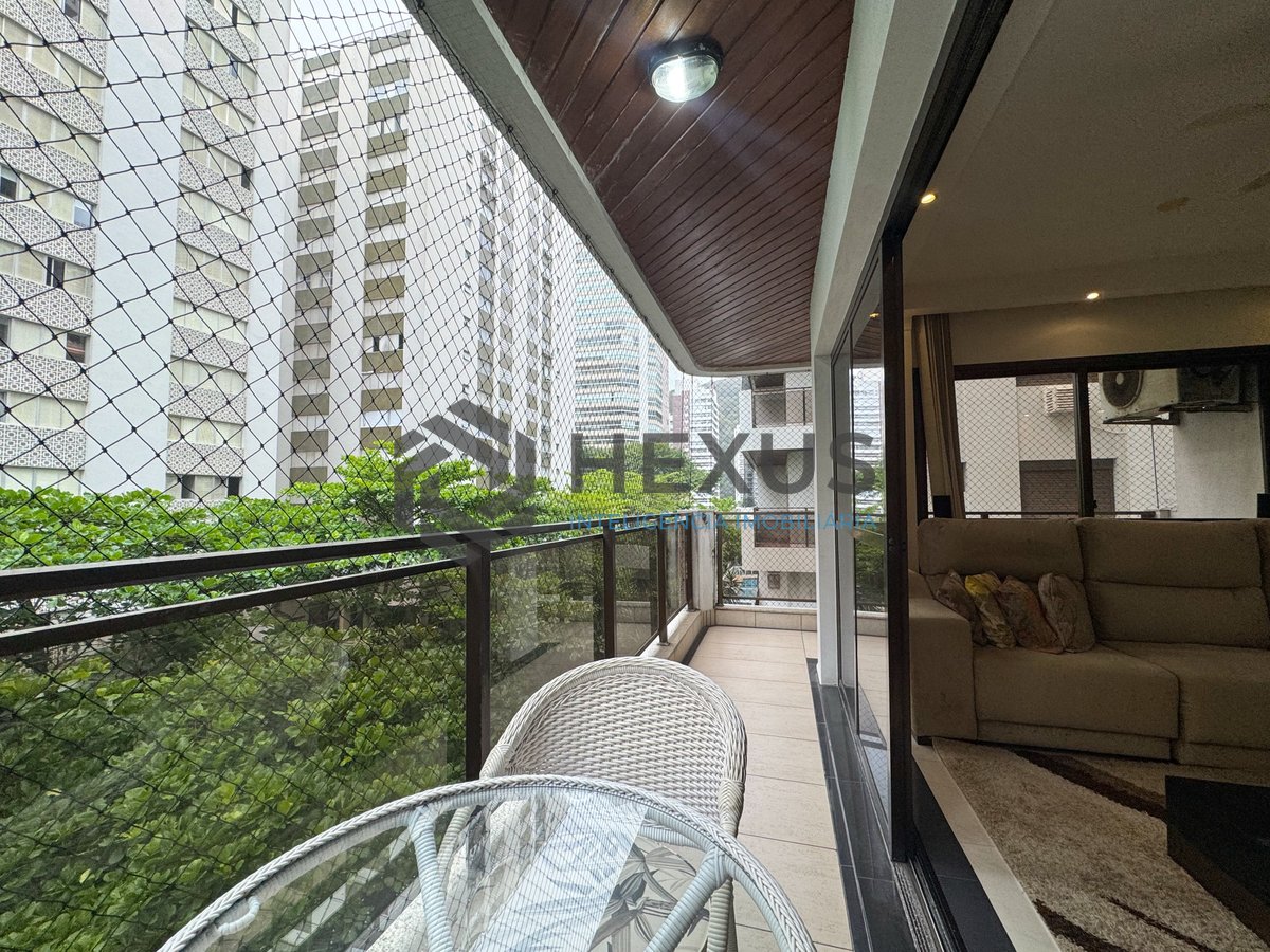 Foto 6 de Apartamento reformado com varanda e lazer a uma quadra da Praia das Pitangueiras, Guaruja