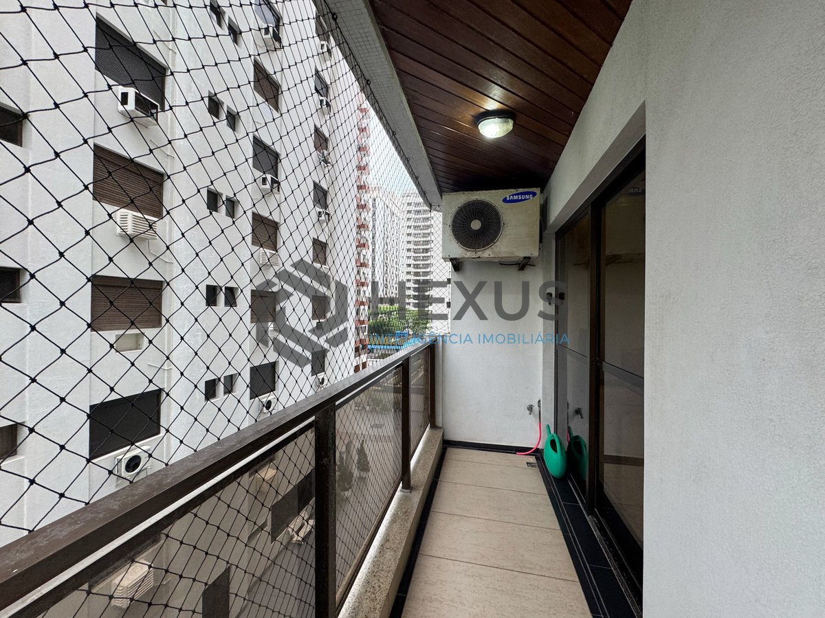Foto 7 de Apartamento reformado com varanda e lazer a uma quadra da Praia das Pitangueiras, Guaruja