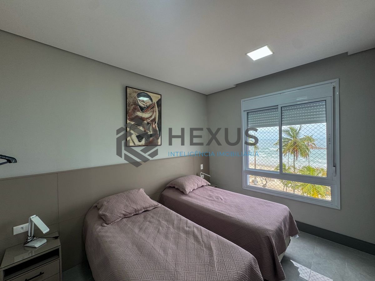 Foto 13 de Apartamento reformado frente mar com varanda vista mar nas Pitangueiras, Guarujá