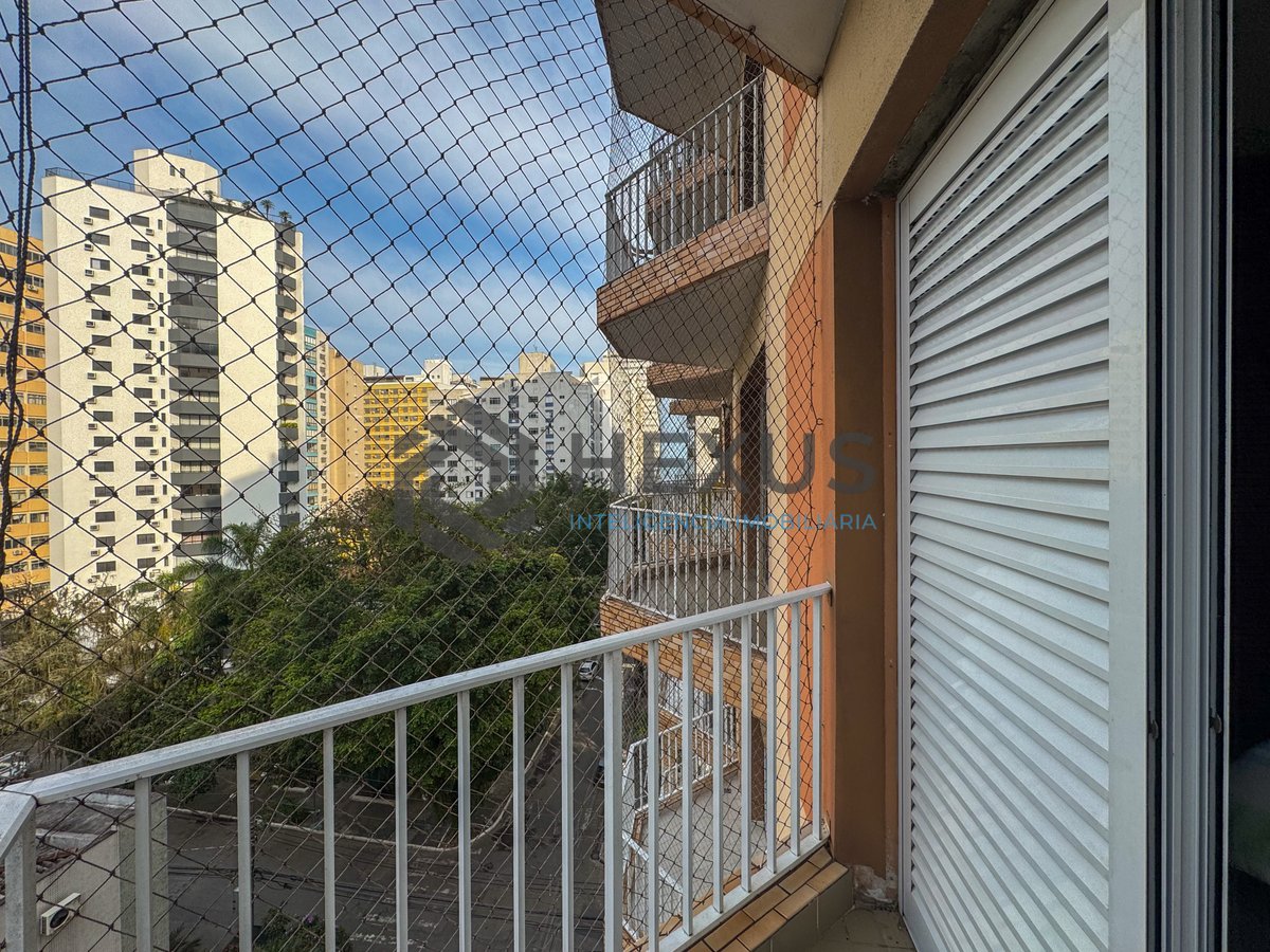 Foto 13 de Apartamento com varanda e lazer a duas quadras da Praia das Pitangueiras, Guaruja