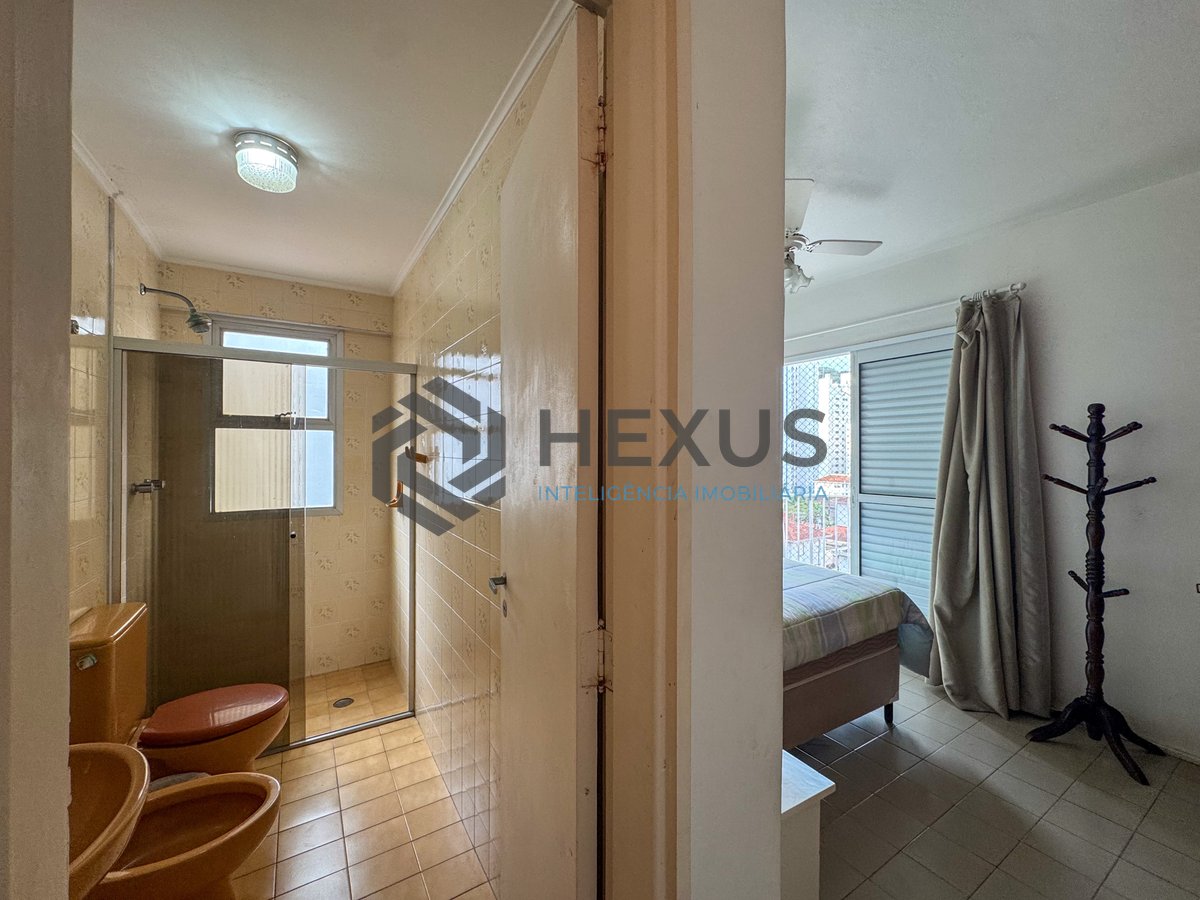 Foto 9 de Apartamento com varanda e lazer a duas quadras da Praia das Pitangueiras, Guaruja