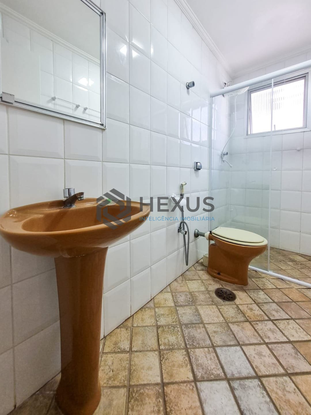 Foto 12 de Apartamento com custo baixo a duas quadras da Praia das Pitangueiras, Guaruja