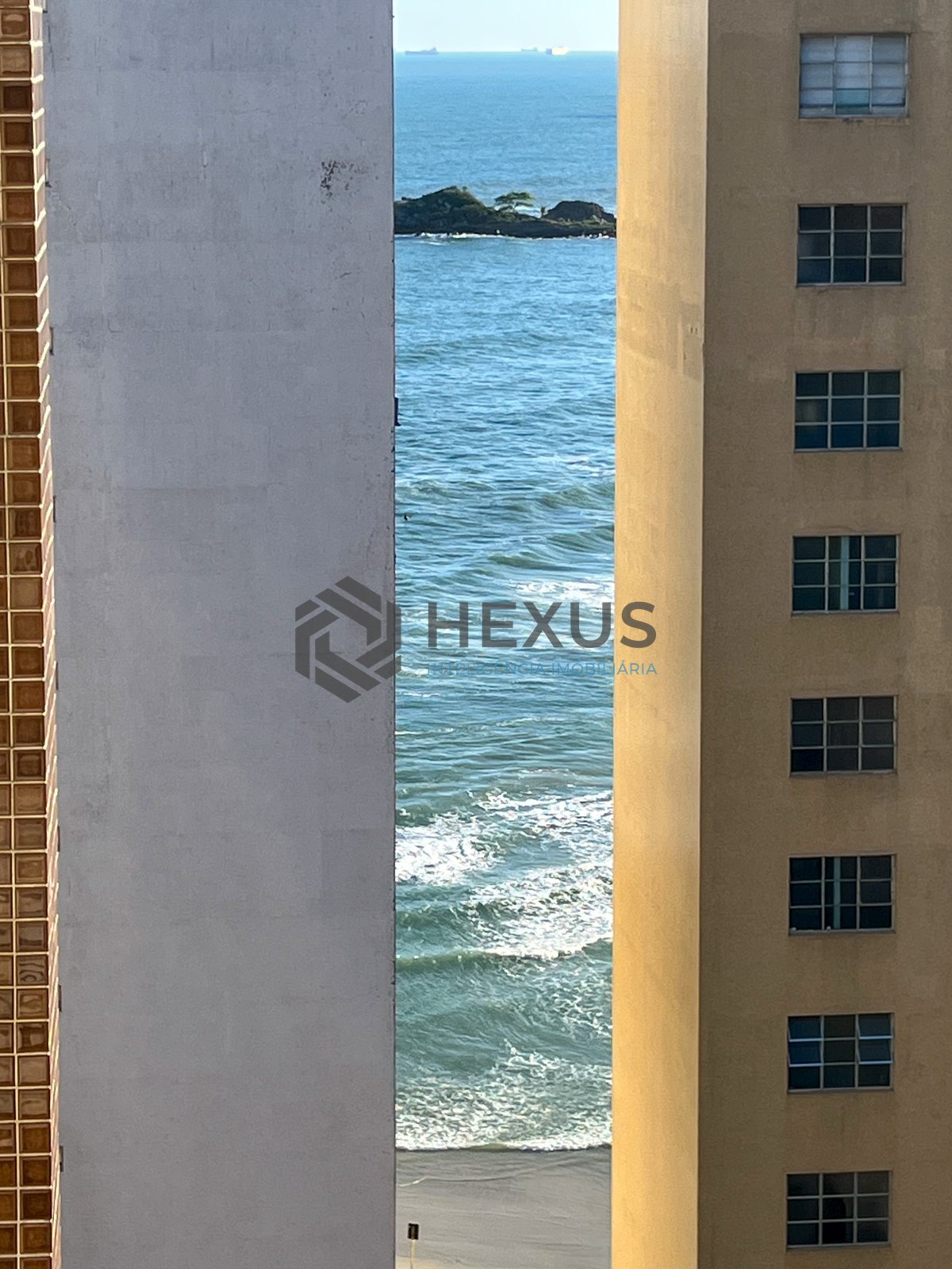 Foto 11 de Apartamento frente mar com varanda vista mar e lazer  na beira mar da Praia das Pitangueiras, Guaruja