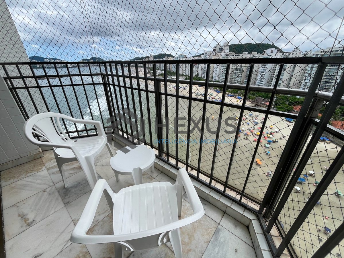 Foto 11 de Apartamento frente mar com varanda na Praia das Pitangueiras, Guaruja