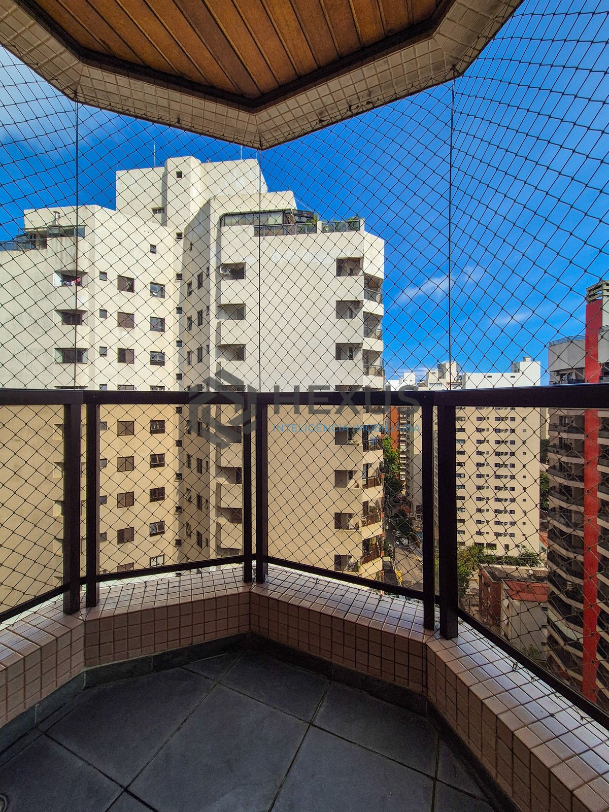 Foto 20 de Apartamento com varanda e lazer na Praia das Pitangueiras, Guaruja