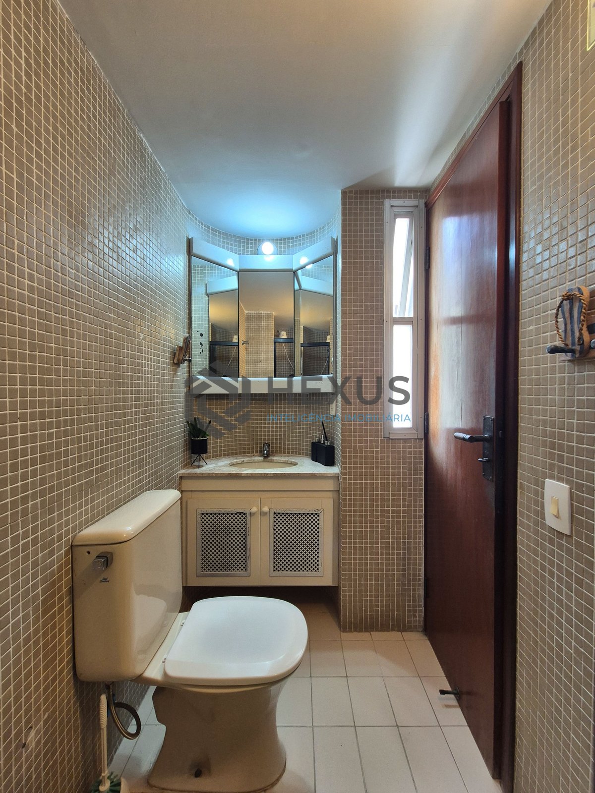 Foto 26 de Apartamento com varanda e lazer na Praia das Pitangueiras, Guaruja