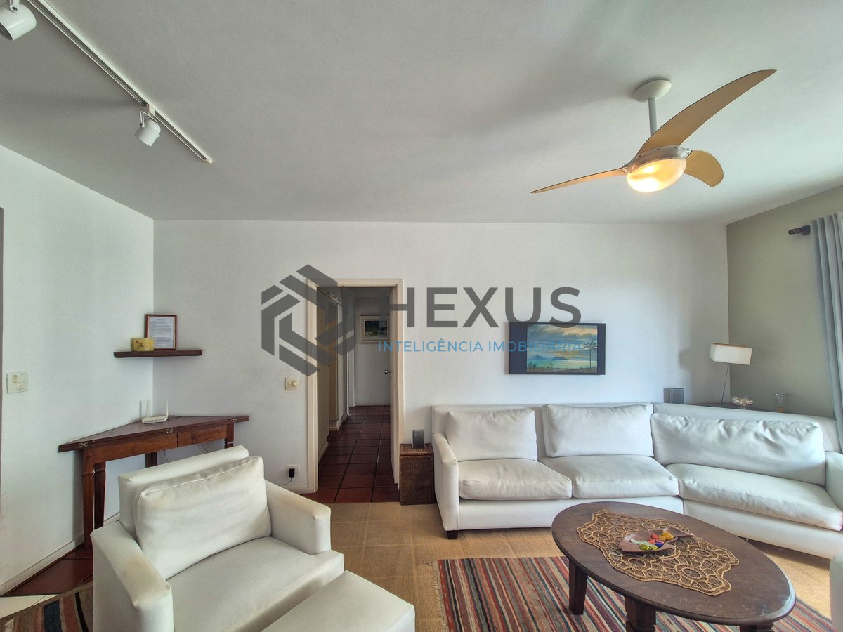 Foto 3 de Apartamento com varanda a duas quadras da Praia das Pitangueiras, Guaruja
