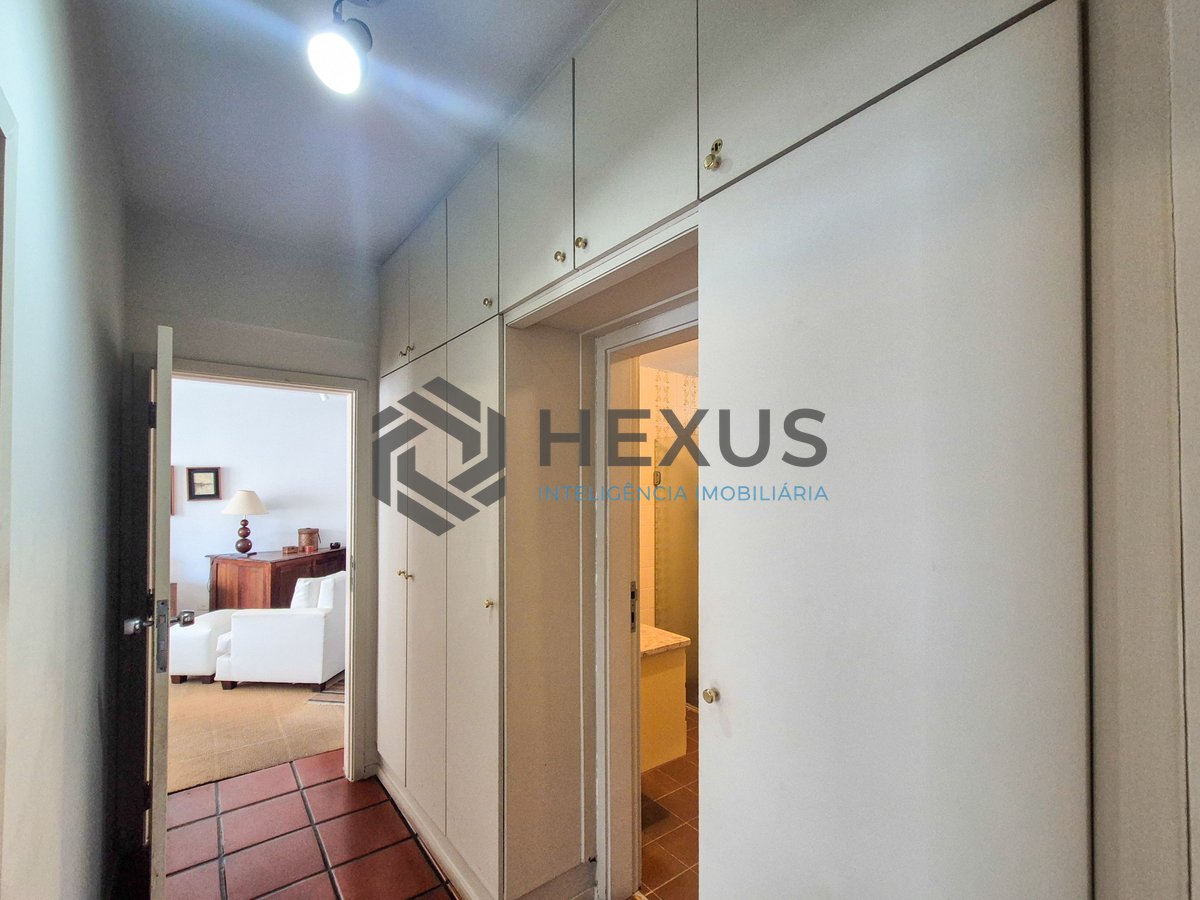 Foto 9 de Apartamento com varanda a duas quadras da Praia das Pitangueiras, Guaruja