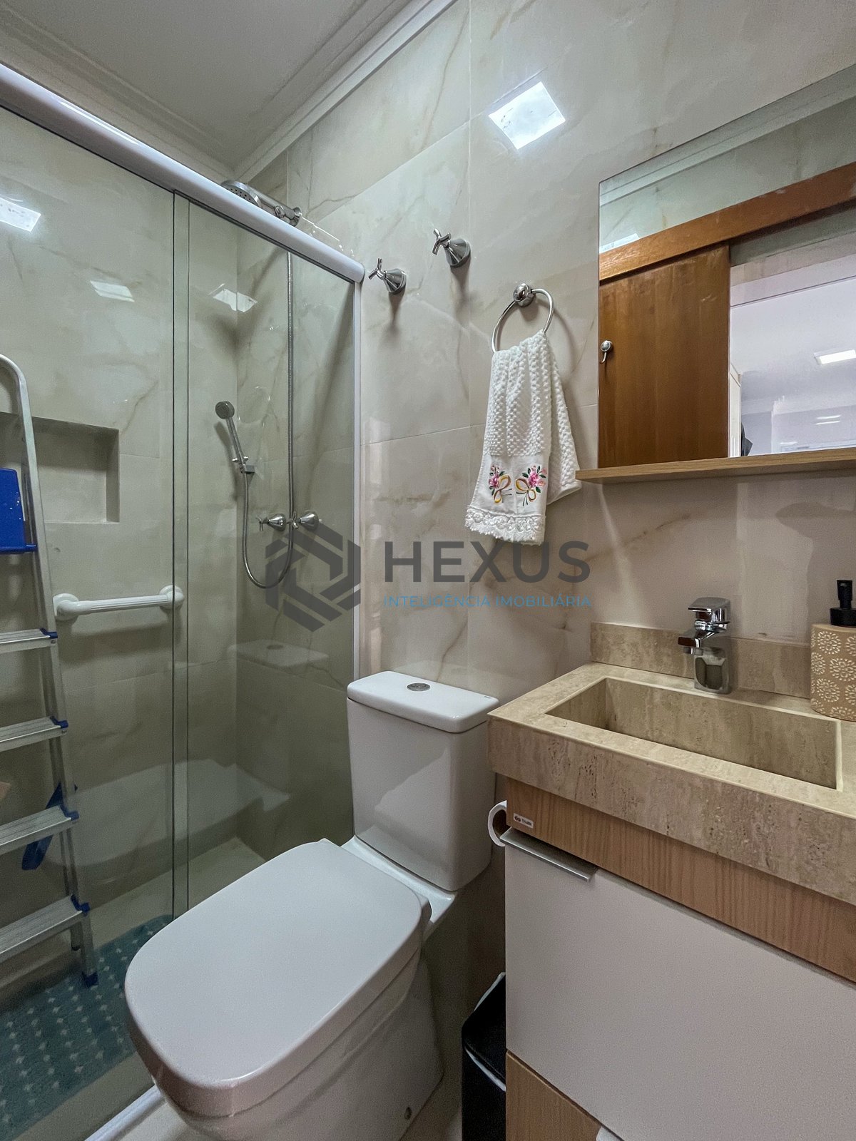 Foto 40 de Apartamento reformado  frente mar, com quintal e churrasqueira à venda, Pitangueiras, Guarujá, SP