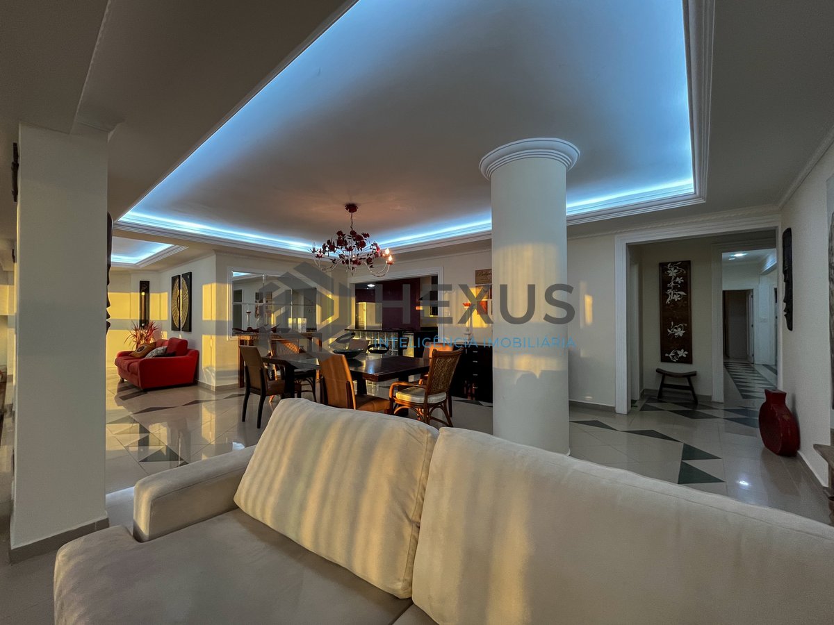 Foto 4 de Apartamento frente mar reformado com com quintal e varanda na Praia das Pitangueiras, Guaruja
