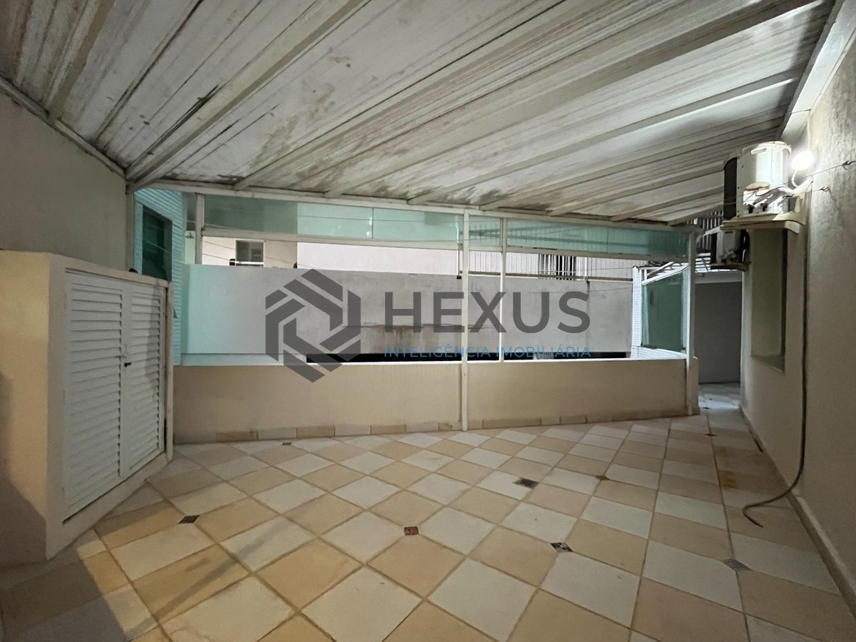 Foto 41 de Apartamento frente mar reformado com com quintal e varanda na Praia das Pitangueiras, Guaruja