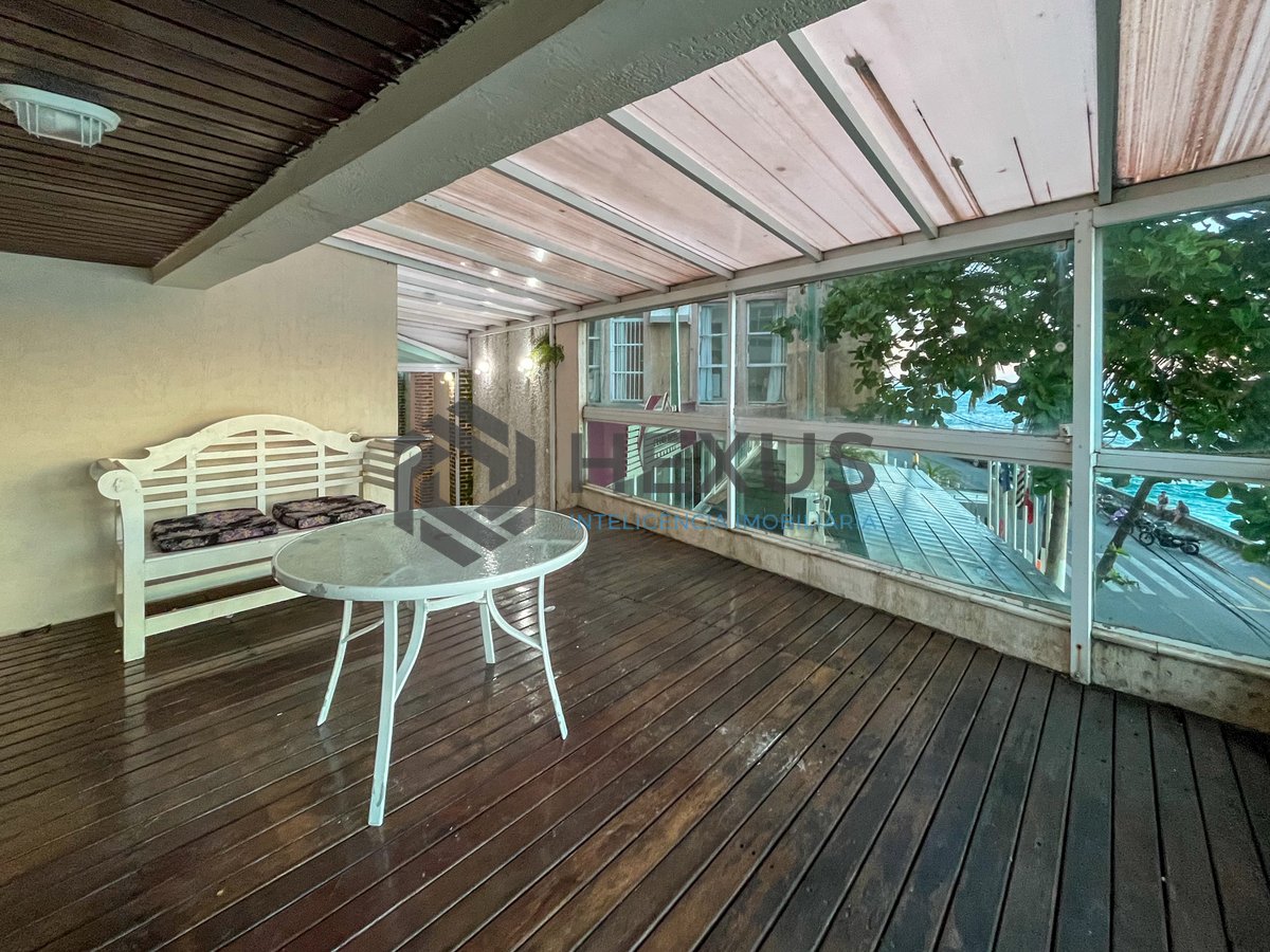 Foto 47 de Apartamento frente mar reformado com com quintal e varanda na Praia das Pitangueiras, Guaruja