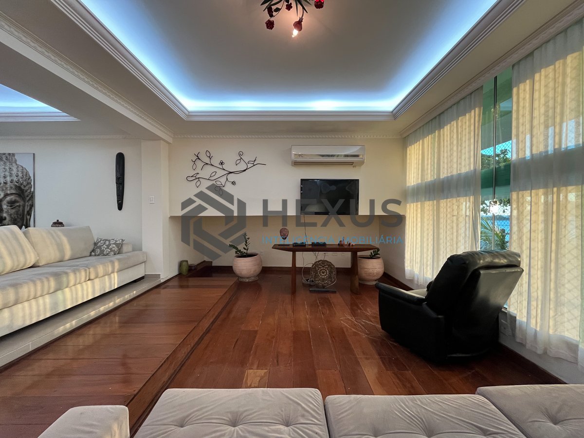 Foto 9 de Apartamento frente mar reformado com com quintal e varanda na Praia das Pitangueiras, Guaruja