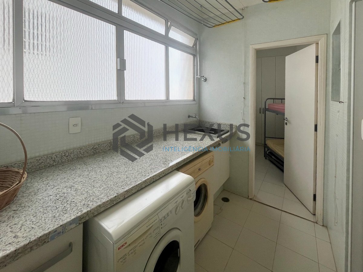 Foto 30 de Apartamento frente mar com varanda na Praia das Pitangueiras, Guaruja