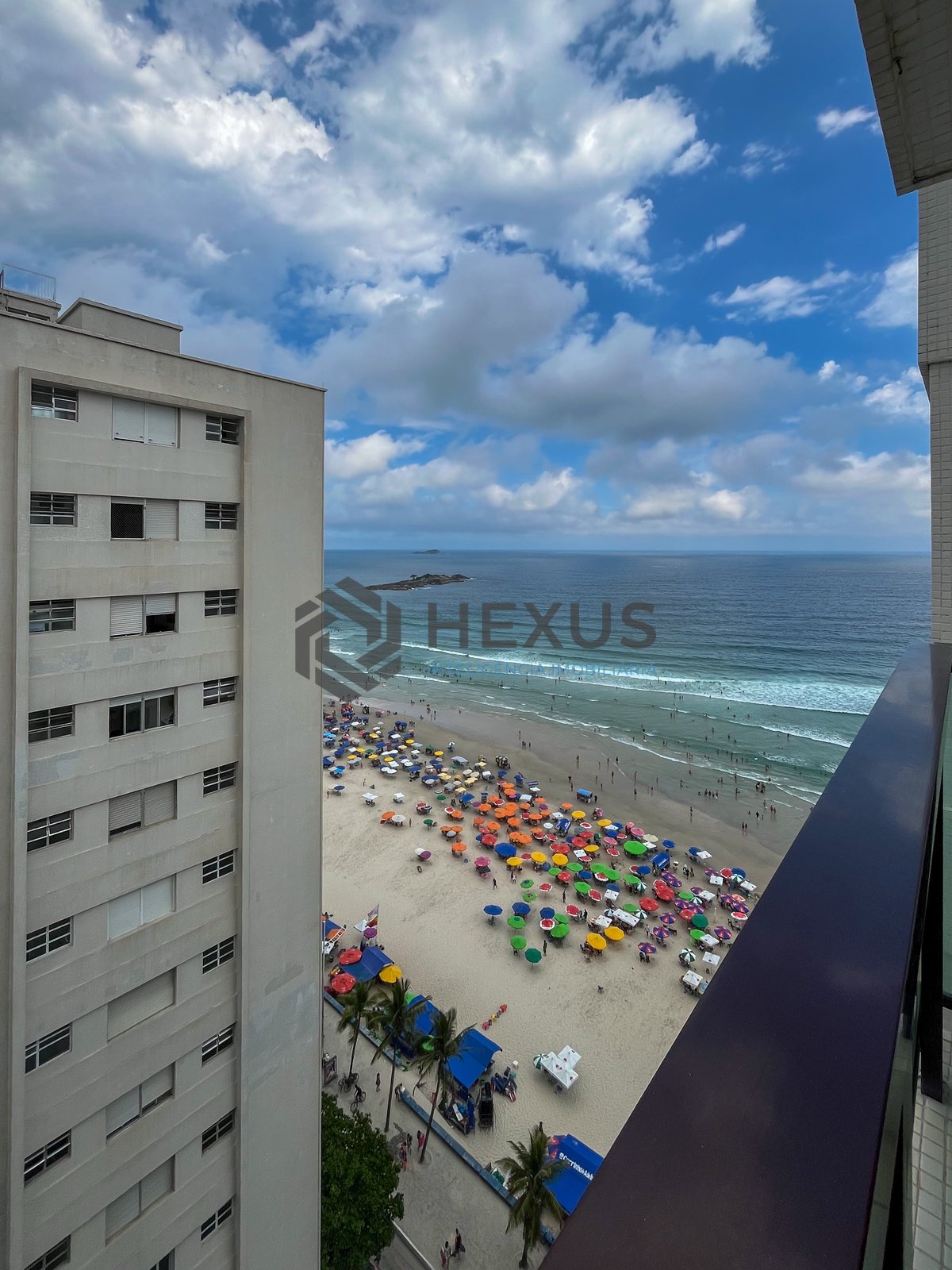 Foto 22 de Apartamento frente mar com varanda e lazer na Praia das Pitangueiras, Guaruja