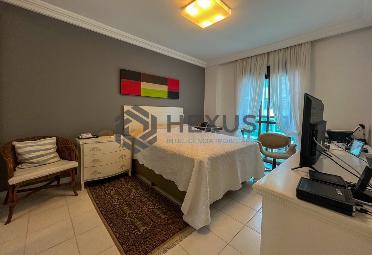 Foto 30 de Apartamento frente mar com varanda e lazer na Praia das Pitangueiras, Guaruja