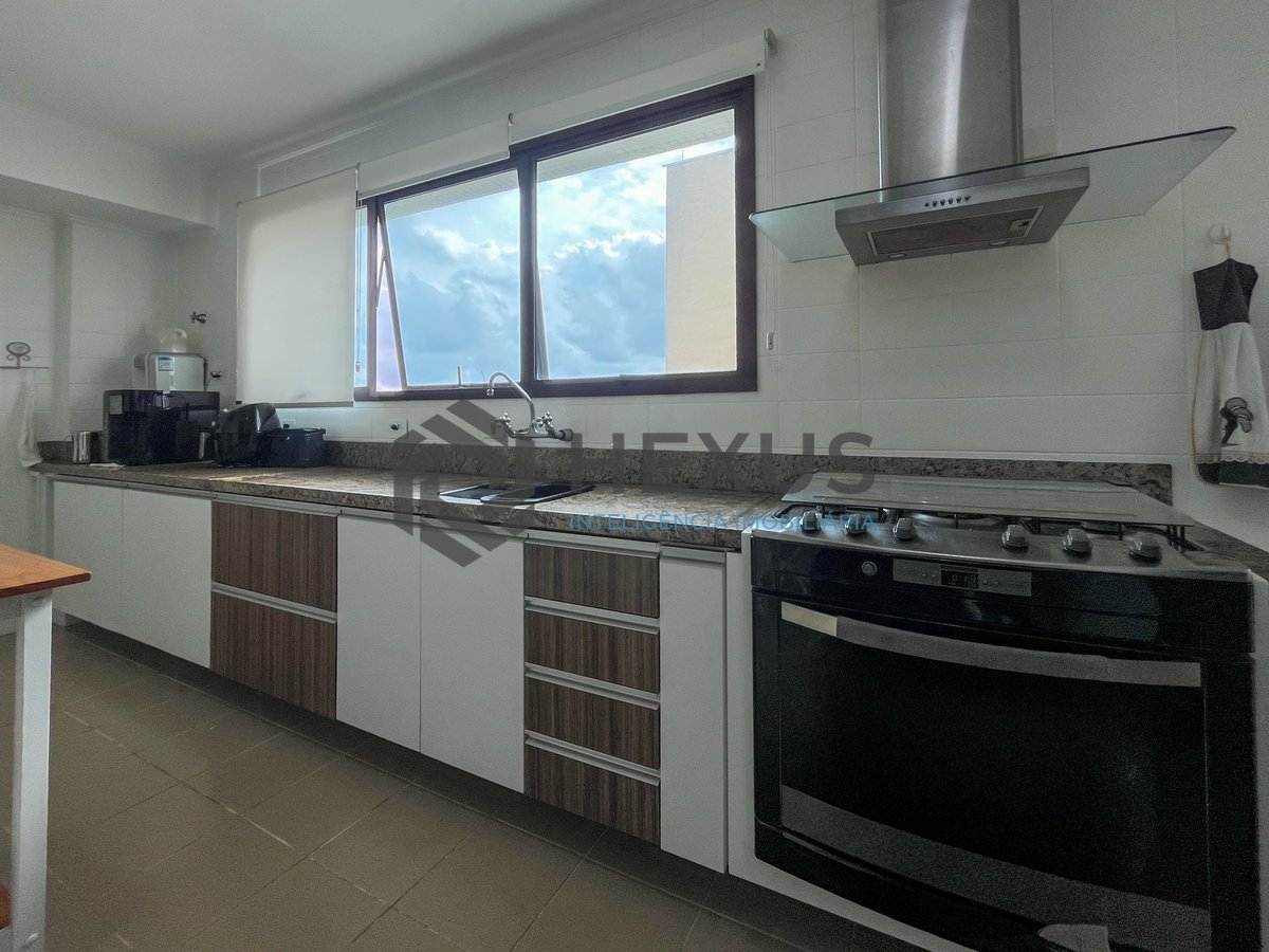 Foto 37 de Apartamento frente mar com varanda e lazer na Praia das Pitangueiras, Guaruja