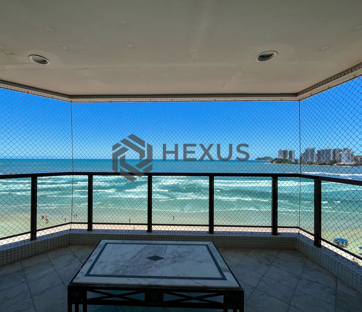 Foto 11 de Apartamento reformado frente mar com varanda e lazer na Praia das Pitangueiras, Guaruja