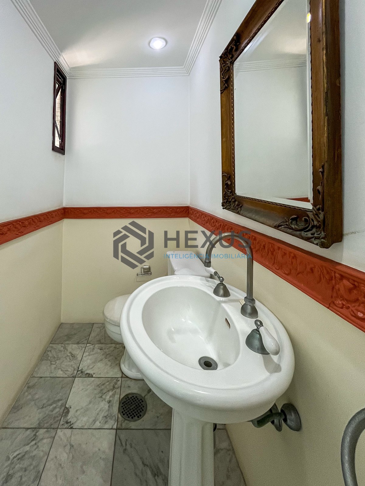 Foto 16 de Apartamento reformado frente mar com varanda e lazer na Praia das Pitangueiras, Guaruja