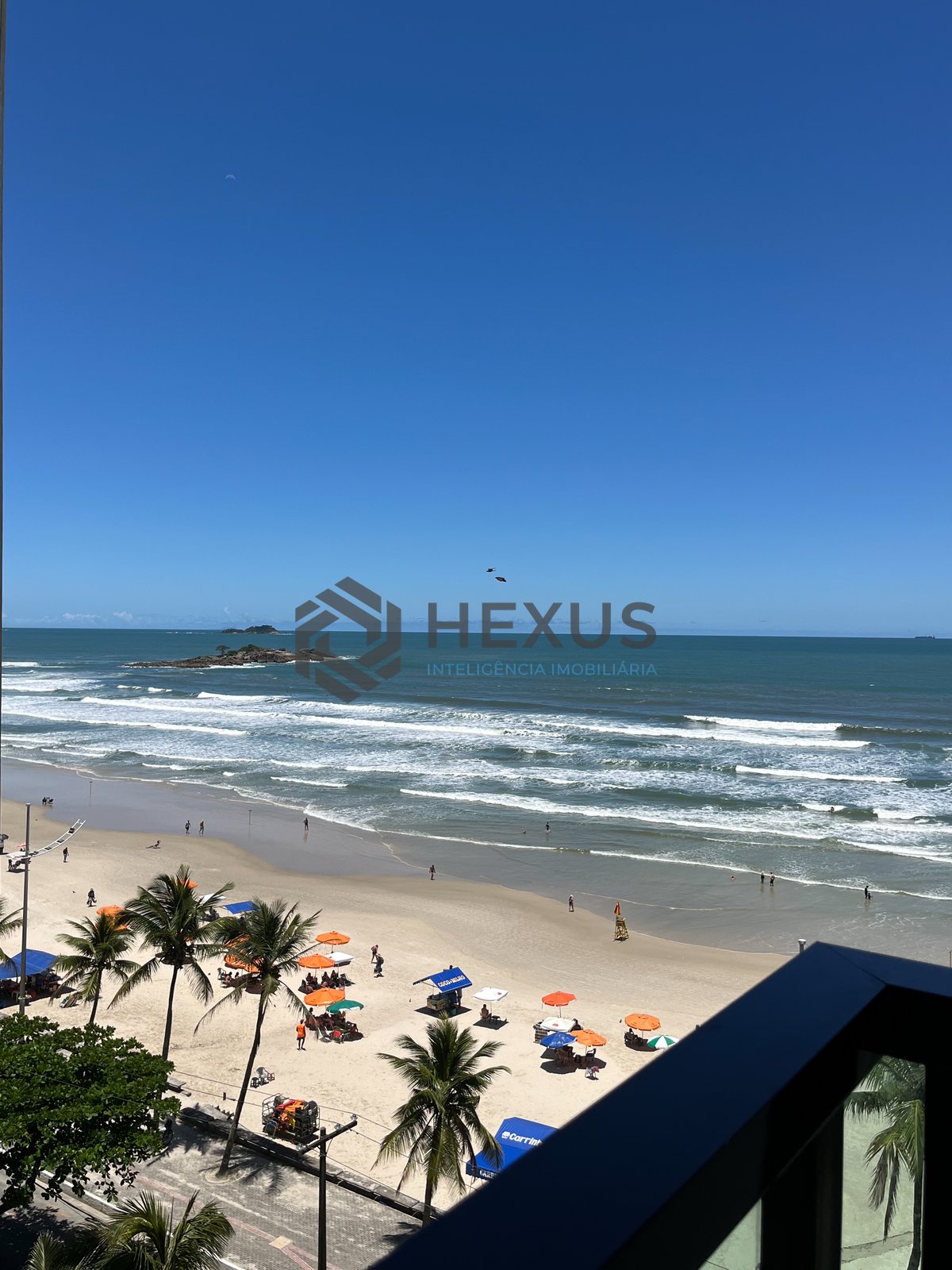 Foto 19 de Apartamento reformado frente mar com varanda e lazer na Praia das Pitangueiras, Guaruja