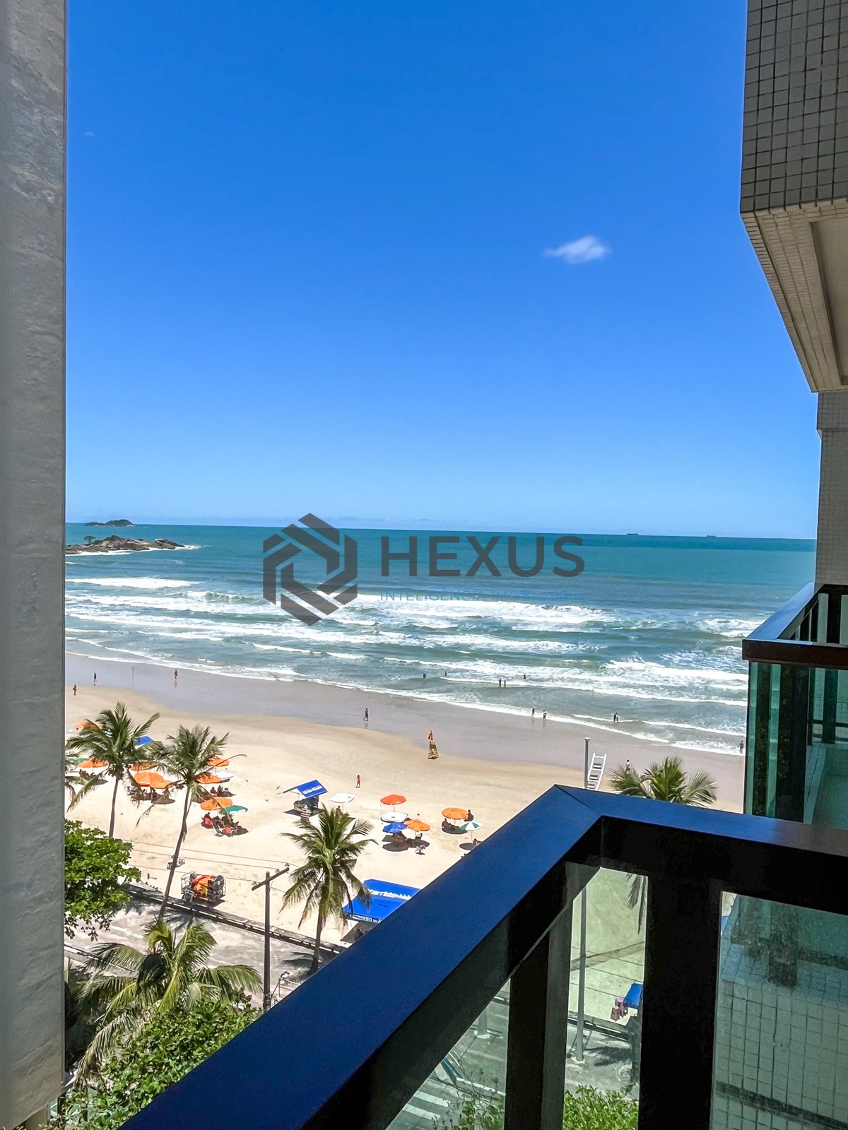 Foto 24 de Apartamento reformado frente mar com varanda e lazer na Praia das Pitangueiras, Guaruja