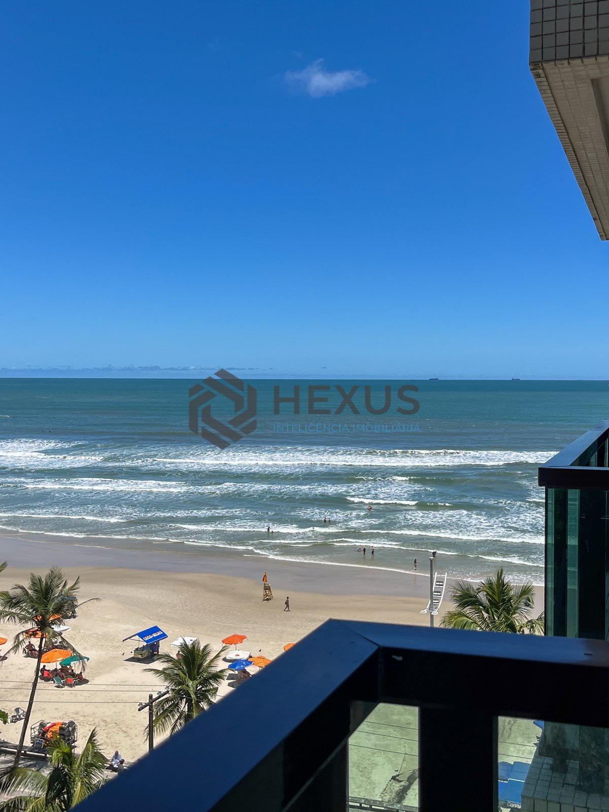 Foto 29 de Apartamento reformado frente mar com varanda e lazer na Praia das Pitangueiras, Guaruja