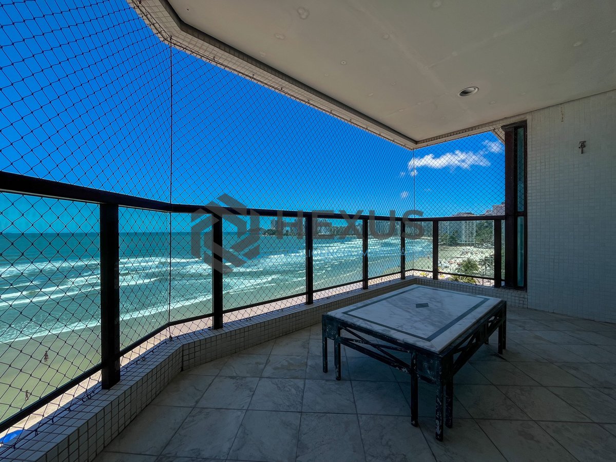 Foto 4 de Apartamento reformado frente mar com varanda e lazer na Praia das Pitangueiras, Guaruja