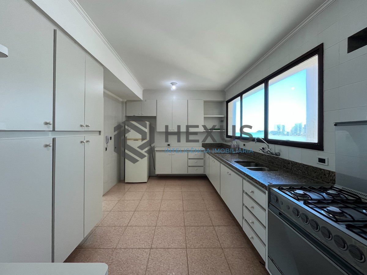 Foto 32 de Apartamento reformado frente mar com varanda e lazer na Praia das Pitangueiras, Guaruja