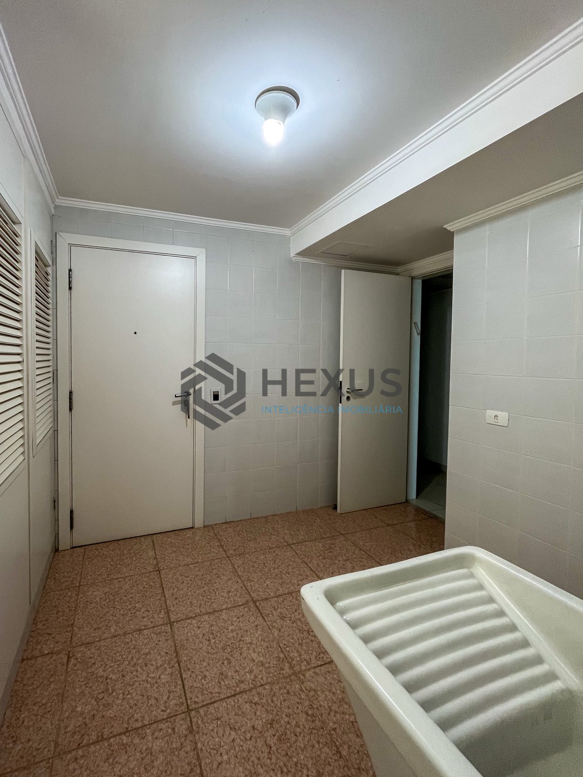 Foto 36 de Apartamento reformado frente mar com varanda e lazer na Praia das Pitangueiras, Guaruja