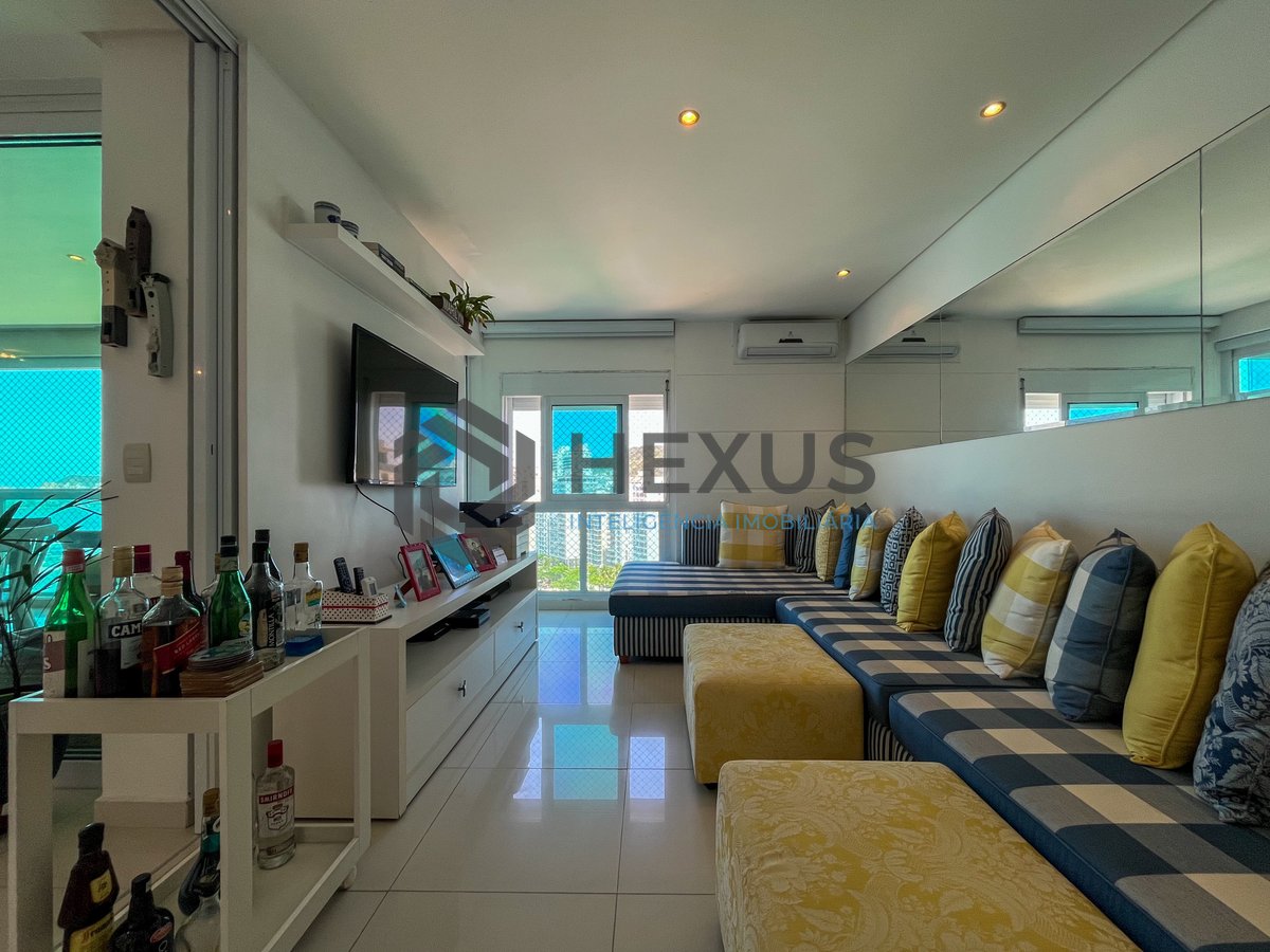 Foto 16 de Apartamento reformado frente mar com varanda na Praia das Pitangueiras, Guaruja